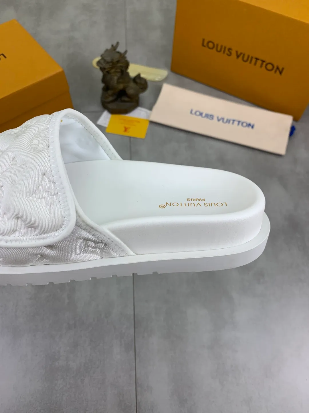 Men's shoes 💰P320 💰[New style]🆘 Original quality [LOUIS VUITTON] The popular Louis Vuitton LV men's slippers on the official website are on sale simultaneously! Original fabric imported from Italy, original factory special supply, code number: 38-44 (45 customized), many colors available